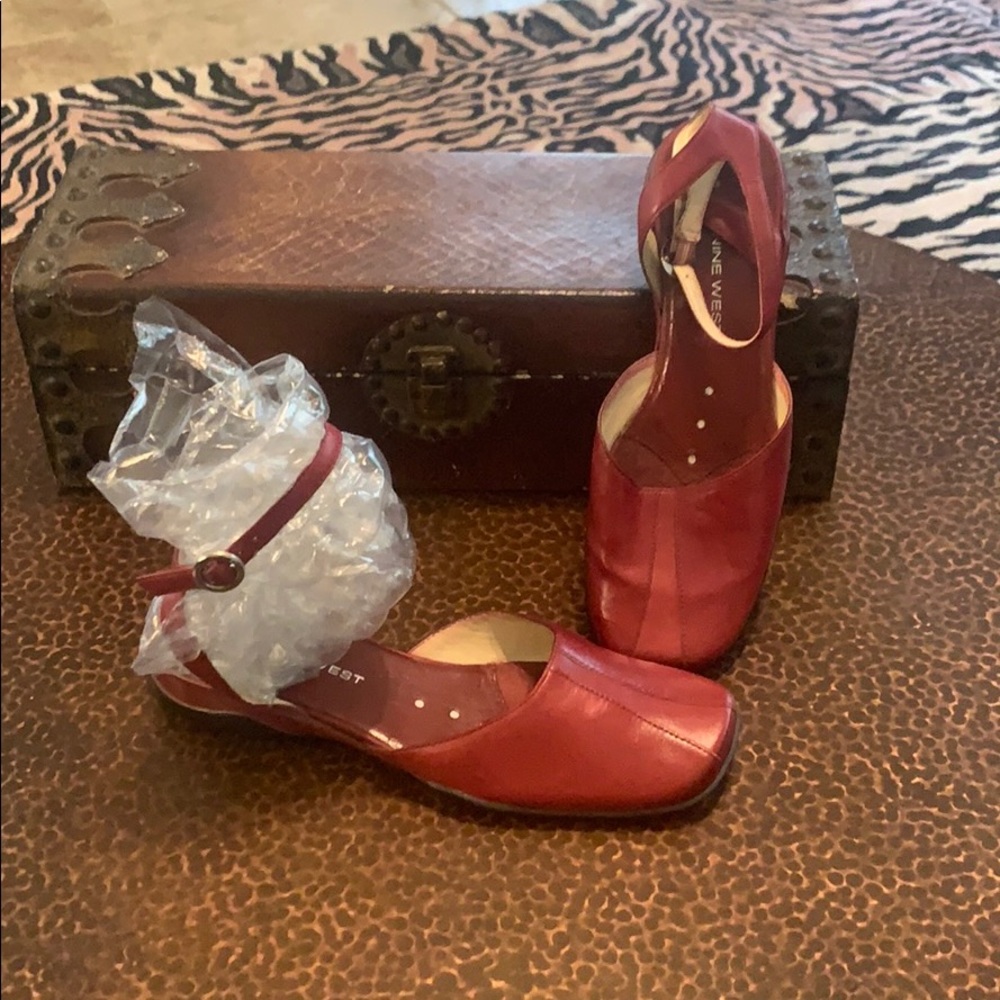Authentic Nine West red leather strap shoes 👠!